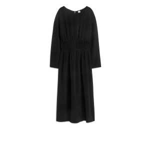 Arket Gesmoktes Kleid Schwarz, Alltagskleider in Größe 34. Farbe: Black