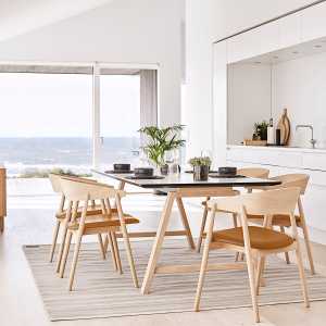 Andersen Furniture - AC2 Stuhl, Eiche weiß pigmentiert / Leder schwarz