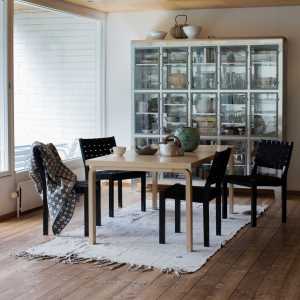 Artek - Stuhl 611, Birke klar lackiert / Leinengurte natur-schwarz gemustert