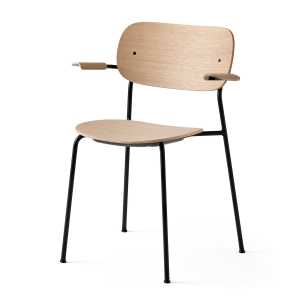 Audo - Co Dining Chair mit Armlehnen, schwarz / Eiche natur (MENU)