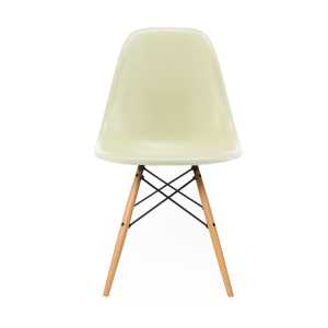Vitra - Eames Fiberglass Side Chair DSW, Ahorn gelblich / Eames parchment (Filzgleiter weiß)