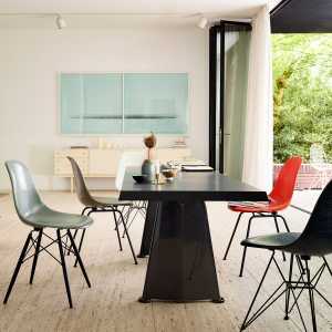 Vitra - Eames Fiberglass Side Chair DSW, Ahorn schwarz / Eames classic red (Filzgleiter basic dark)