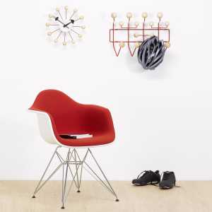 Vitra - Eames Plastic Armchair DAR (H 43 cm) Vollpolster, verchromt / weiß / Hopsak poppy red / Kunststoffgleiter basic dark (Teppichboden)