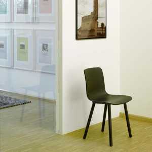 Vitra - Hal RE Wood Stuhl, basic dark / Eiche natur, Kunststoffgleiter basic dark (Teppichboden)