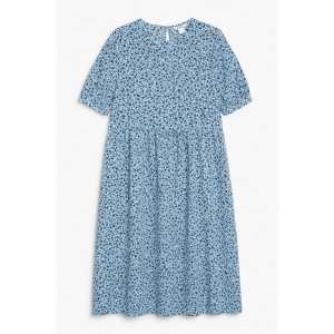 Monki Gesmoktes Kleid Blaue Blumenwiese, Alltagskleider in Größe S. Farbe: Blue meadow