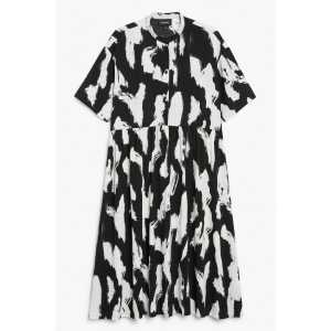 Monki Kleid mit Gandpa-Kragen Schwarz-weiße Pinselstriche, Alltagskleider in Größe XL. Farbe: Black & white brush strokes