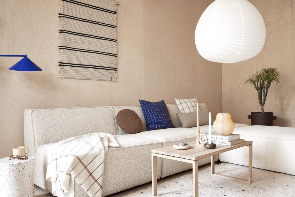 Wohnzimmer einrichten im Skandi Stil Sofas Lampen Textilien