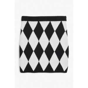 Monki Mini-Strickrock mit Jacquardmuster Schwarz-weißes Rautenmuster, Röcke in Größe L. Farbe: Black & white argyle
