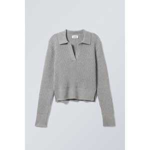 Weekday Gerippter Pullover mit Pikeekragen Halima Grau in Größe XL. Farbe: Grey