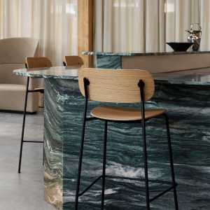 Audo - Co Counter Chair, H 94,5 cm, schwarzes Stahlgestell / Eiche natur