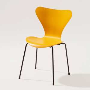 Fritz Hansen - Serie 7 Stuhl, schwarz / Esche burnt yellow gefärbt