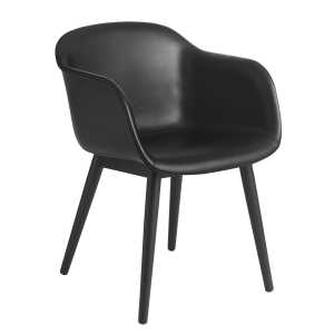 Muuto Fiber Chair Stuhl mit Armlehnen und Holzbeinen Black leather-black