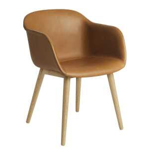 Muuto Fiber Chair Stuhl mit Armlehnen und Holzbeinen Cognac leather-oak