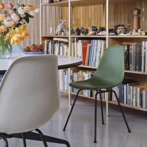 Vitra - Eames Plastic Side Chair DSX RE, basic dark / tiefschwarz (Filzgleiter basic dark)