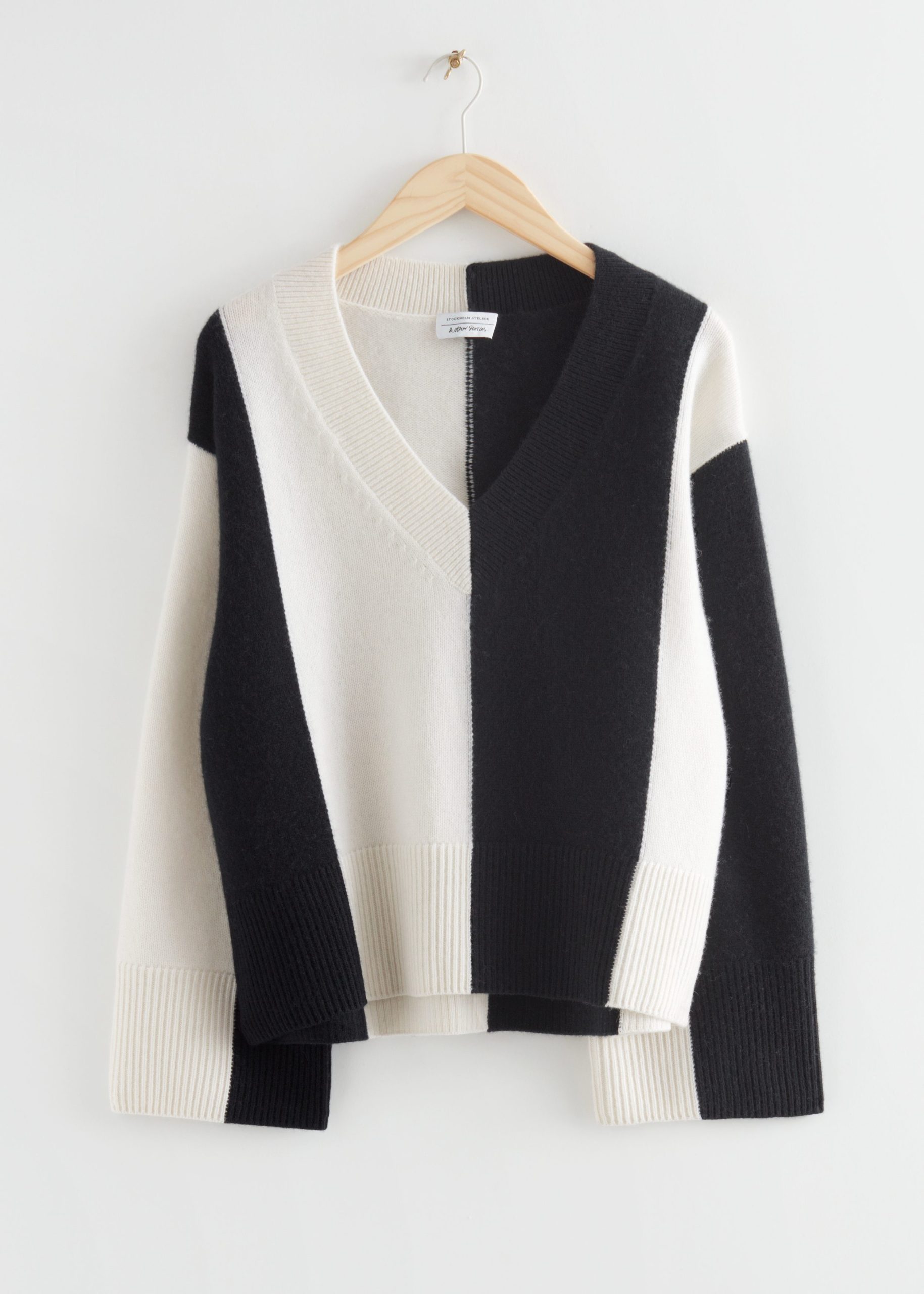& Other Stories Oversized-Pullover aus Lammwolle mit V-Ausschnitt Schwarz/Weiß in Größe S. Farbe: Black and white