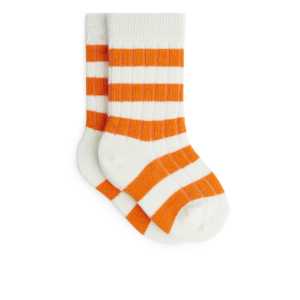 Arket Gerippte Babysöckchen Weiß/Orange, Socken in Größe 19/21. Farbe: White/orange