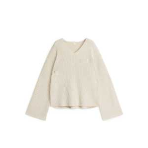 Arket Pullover mit V-Ausschnitt Cremeweiß in Größe M. Farbe: Off-white