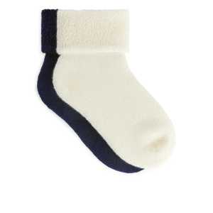 Arket Socken aus Wollfrottee Cremeweiß/Grau in Größe 31/33. Farbe: Off white/grey