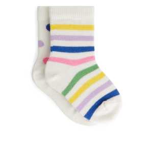 Arket Socken mit Polka Dots, 2 Paare weiß/bunt in Größe 10/12. Farbe: White/multi-colour