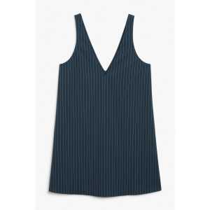 Monki Kurzes A-Linien-Kleid mit V-Ausschnitt Dunkelblau Nadelstreifen, Alltagskleider in Größe L. Farbe: Dark blue pinstripe