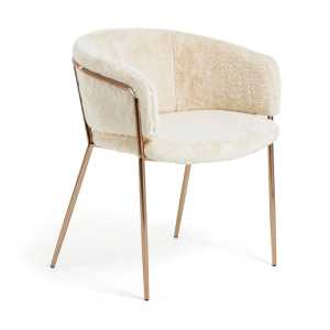Kave Home - Runnie Stuhl aus weißem Fell mit kupferfarbenen Stahlbeinen