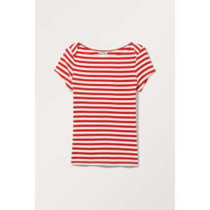 Monki Geripptes T-Shirt mit U-Boot-Ausschnitt Rote & weiße Streifen in Größe XL. Farbe: Red white stripes