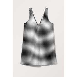 Monki Kurzes A-Linien-Kleid mit V-Ausschnitt Schwarz-Weiß-Karo, Alltagskleider in Größe M. Farbe: Black & white check