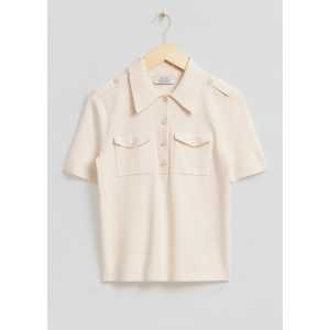 & Other Stories Körpernahes Poloshirt mit Uniformdetail Cremefarben, T-Shirt in Größe M. Farbe: Cream