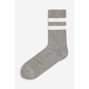 H&M Gerippte Socken Graugrün/Weiß in Größe 37/39. Farbe: Grey-green/white