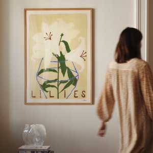 The Poster Club - Lilies von Carla Llanos, 50 x 70 cm