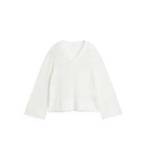 Arket Bouclé-Pullover mit V-Ausschnitt Weiß in Größe XS. Farbe: White