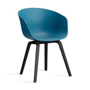 HAY - About A Chair AAC 22, Eiche schwarz lackiert / azure blue 2.0 (Filzgleiter)