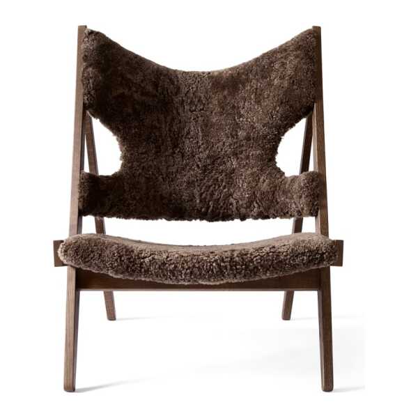 Audo Copenhagen Knitting Loungesessel Schaffell curly root Dunkelbraun, dunkel gebeiztes Eichenholzgestell