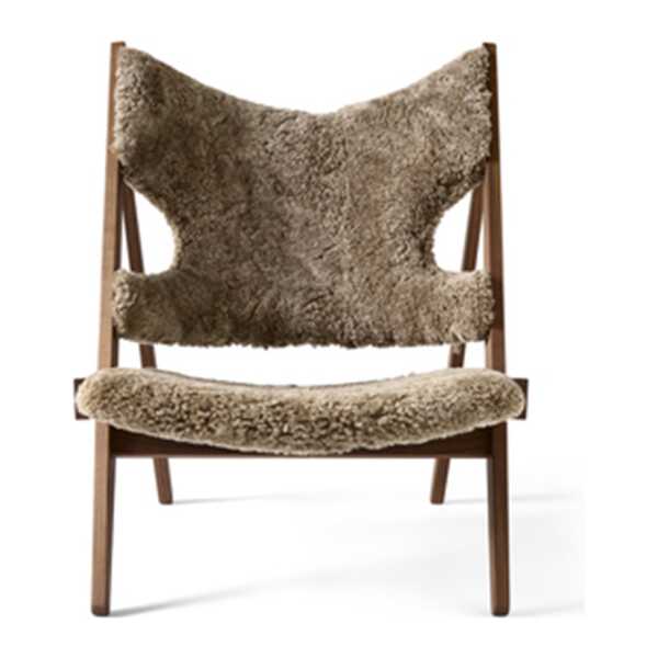 Audo Copenhagen Knitting Loungesessel Schaffell sahara, Walnussholzgestell