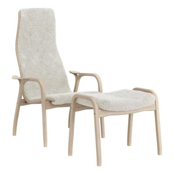 Swedese Lamino Sessel und Fußhocker Eiche weiß pigmentiert/Schaffell Off white (weiß)