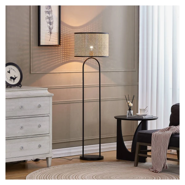 Lindby Stehleuchte Yaelle, 146 cm hoch, Rattan, schwarz, E27